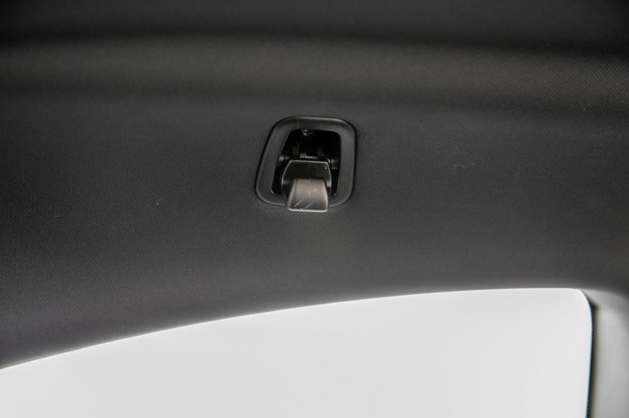 Детали интерьера BMW M3 Coupe (E93) 2011 года  (NA) (фото 63 из 80)